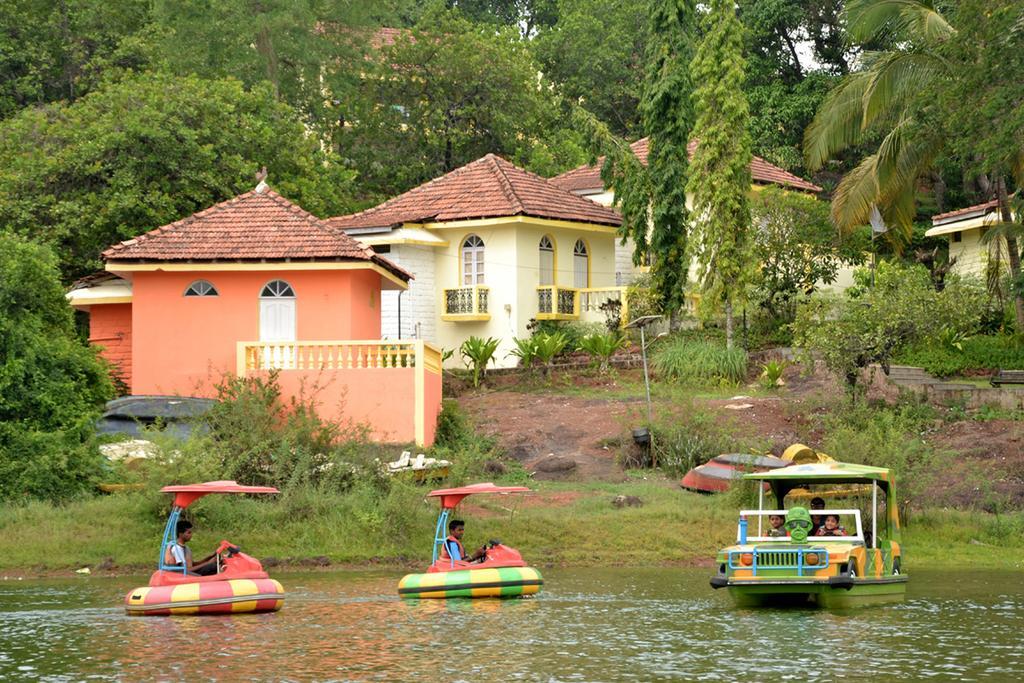 Mayem Lakeview Hotel Goa Exterior photo