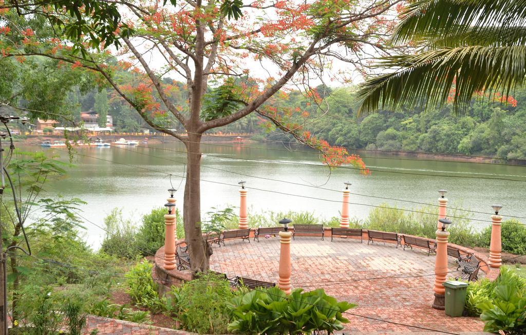Mayem Lakeview Hotel Goa Exterior photo