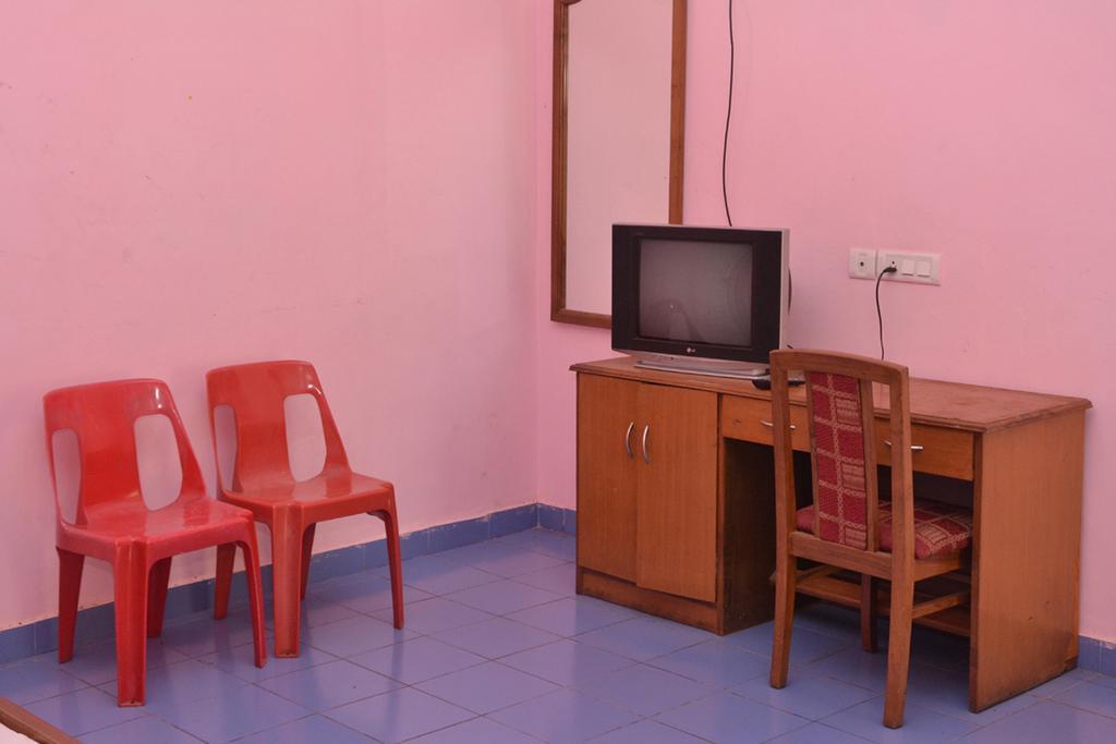 Mayem Lakeview Hotel Goa Room photo