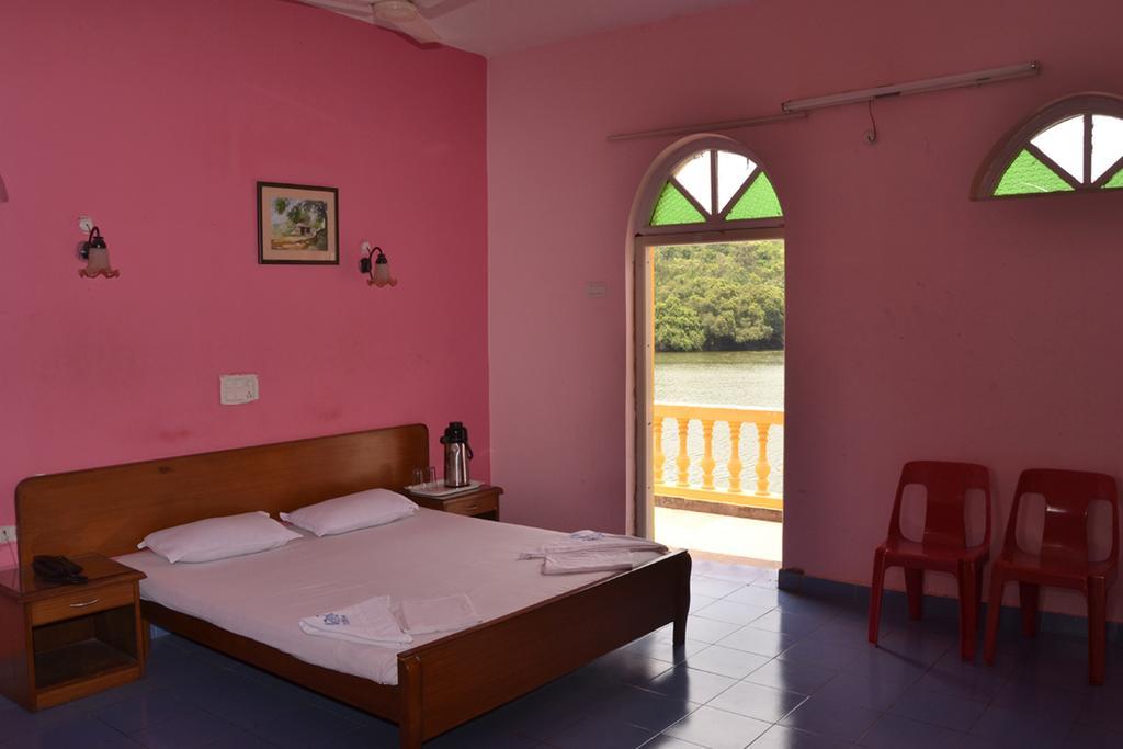 Mayem Lakeview Hotel Goa Room photo