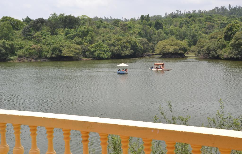 Mayem Lakeview Hotel Goa Exterior photo
